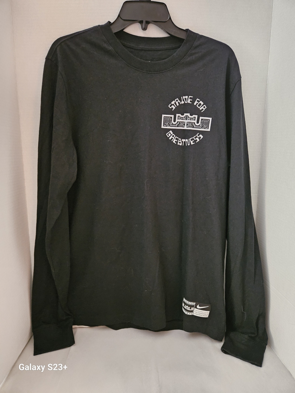 Nike Men’s Black Long-Sleeve 'Strive for Greatness' Graphic Tee
